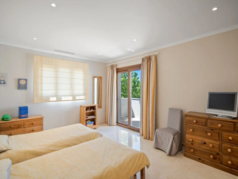 Villa for sale in Benahavis