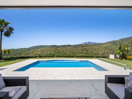 Villa for sale in Benahavis