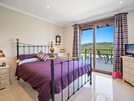 Villa for sale in Benahavis