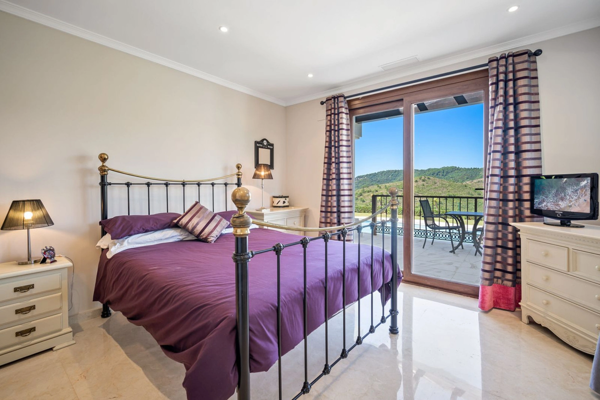 Villa for sale in Benahavis
