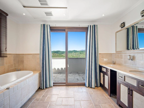 Villa for sale in Benahavis