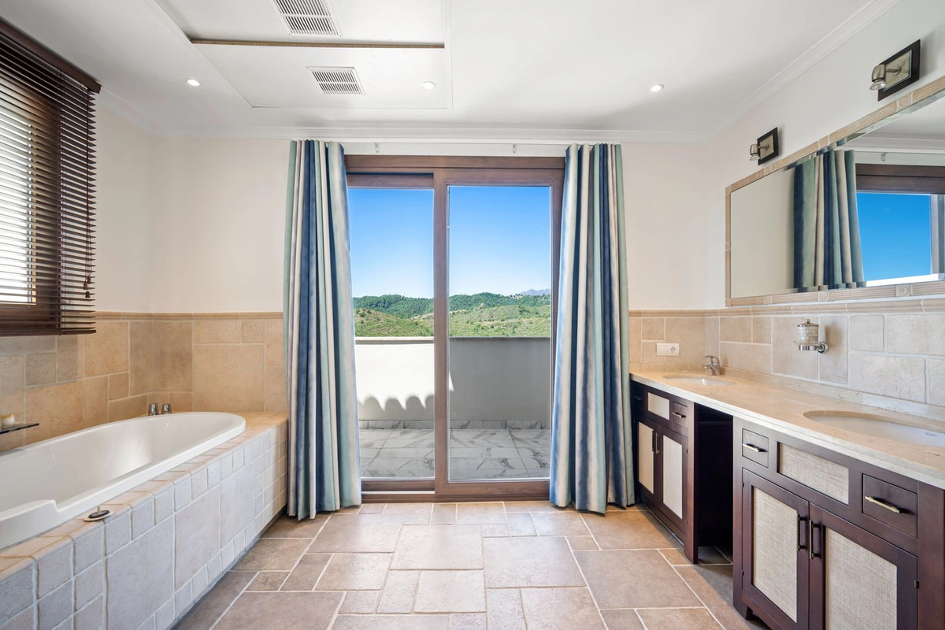 Villa for sale in Benahavis