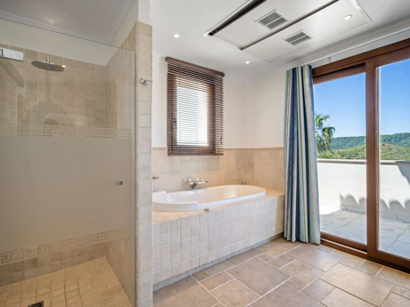 Villa for sale in Benahavis