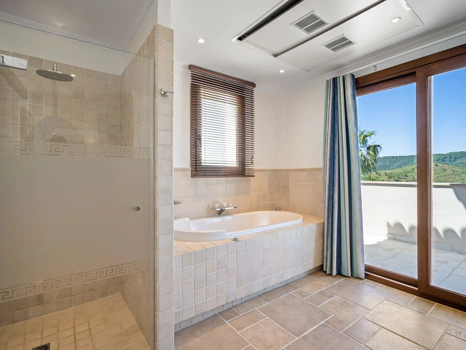Villa for sale in Benahavis