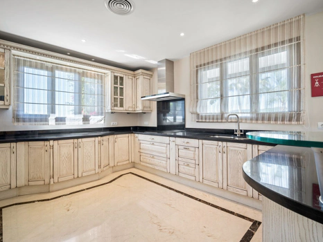 Villa for sale in Benahavis