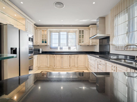 Villa for sale in Benahavis