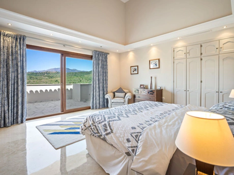 Villa for sale in Benahavis