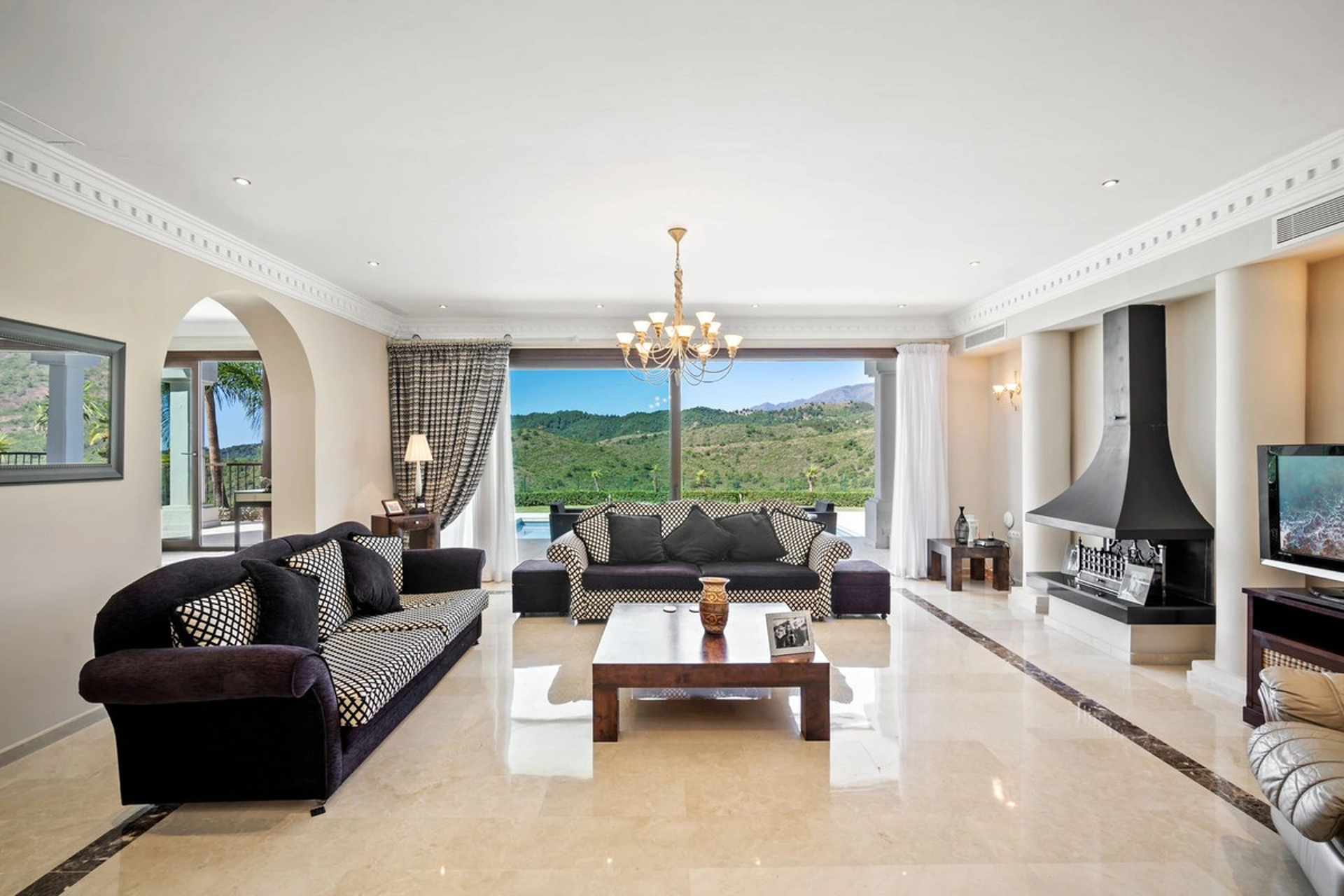 Villa for sale in Benahavis