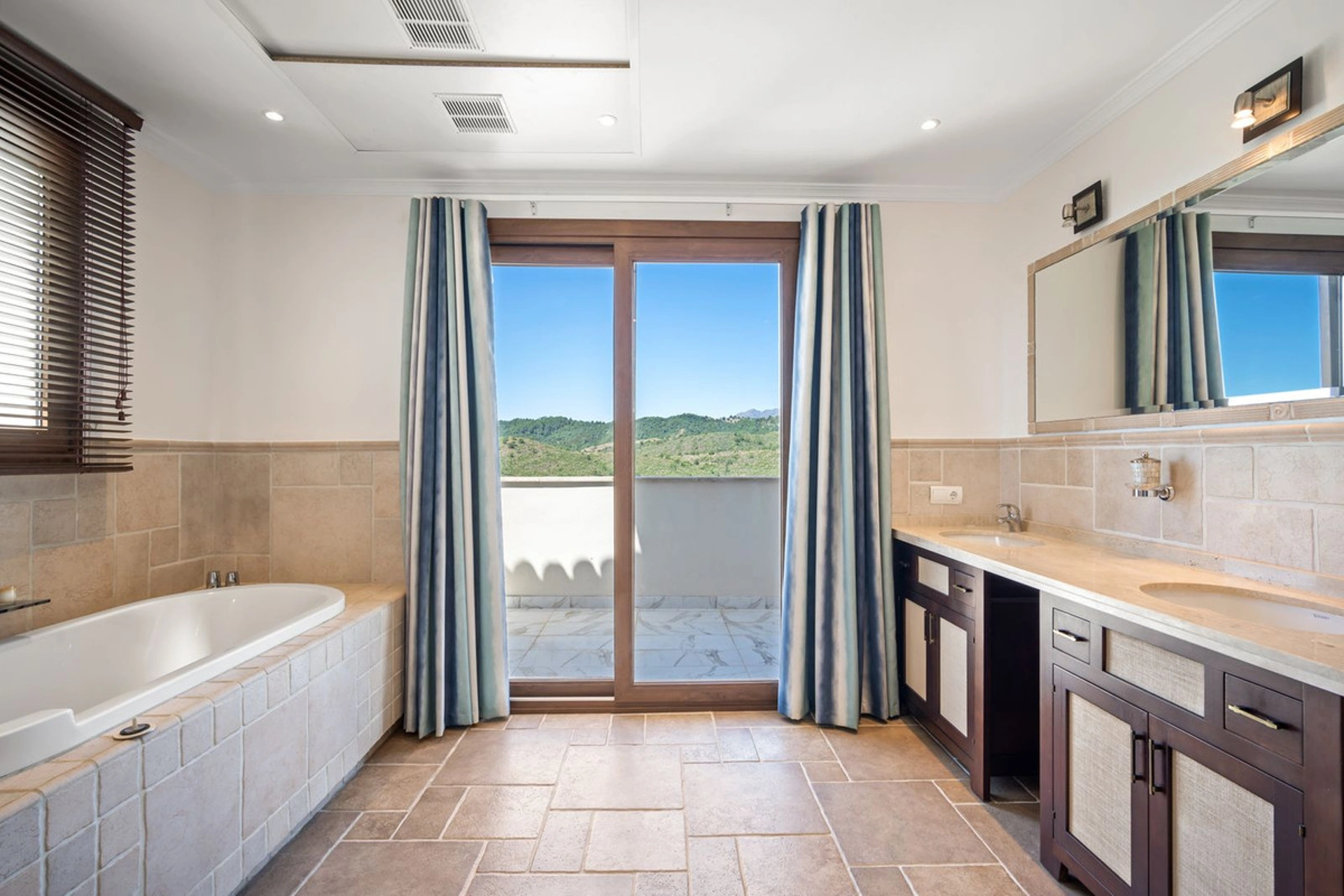 Villa for sale in Benahavis