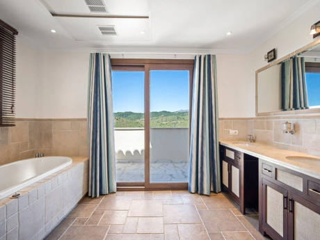 Villa for sale in Benahavis