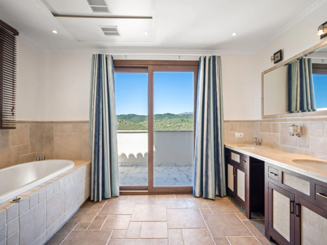 Villa for sale in Benahavis