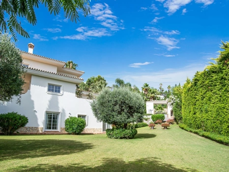 Villa for sale in Benahavis