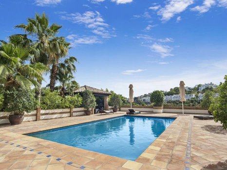 Villa for sale in Benahavis