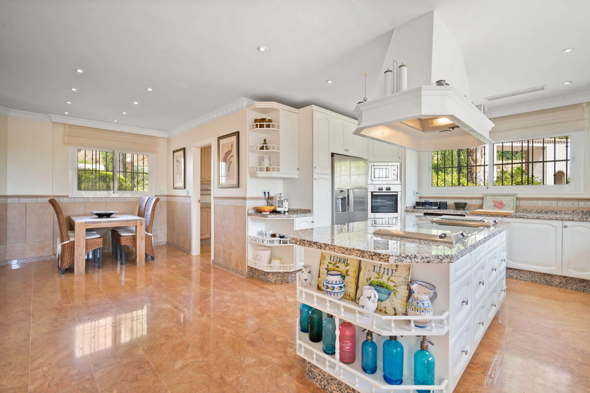 Villa for sale in Benahavis