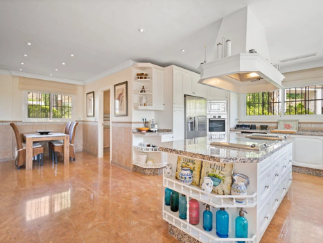 Villa for sale in Benahavis