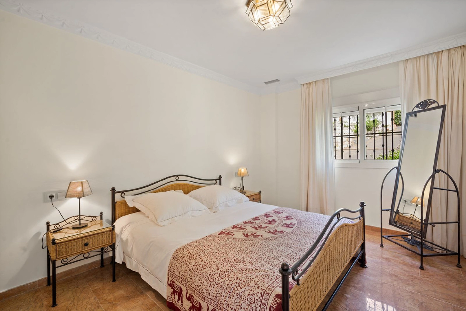 Villa for sale in Benahavis