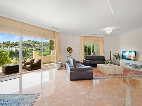 Villa for sale in Benahavis