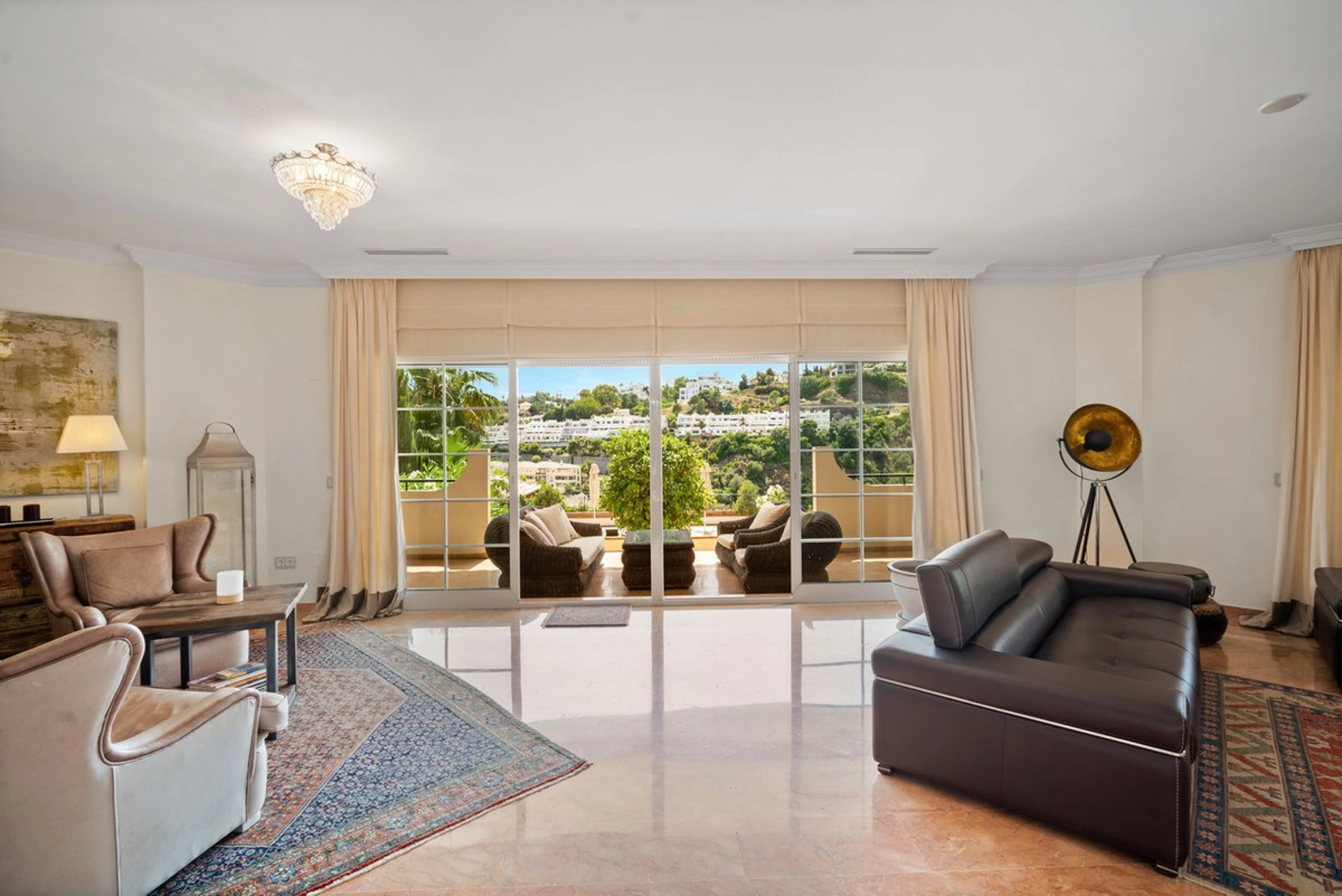 Villa for sale in Benahavis