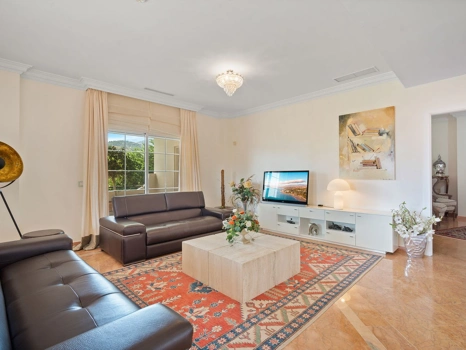 Villa for sale in Benahavis