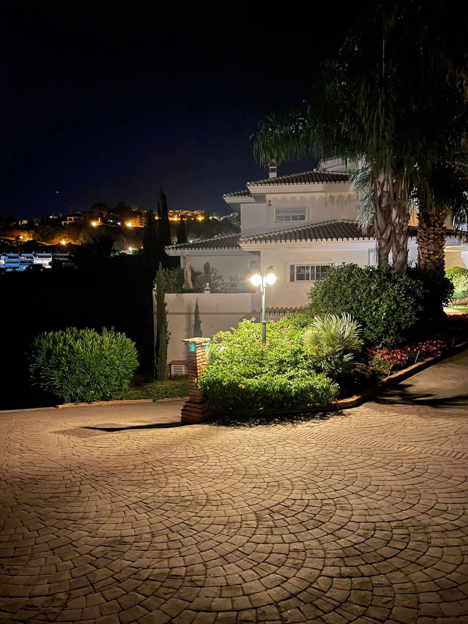 Villa for sale in Benahavis