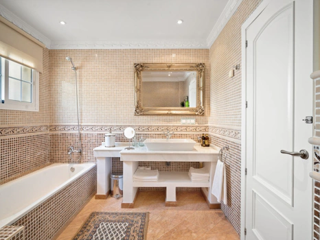 Villa for sale in Benahavis