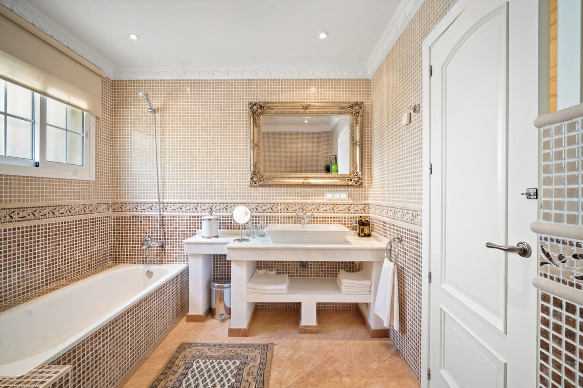 Villa for sale in Benahavis