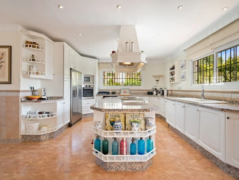 Villa for sale in Benahavis