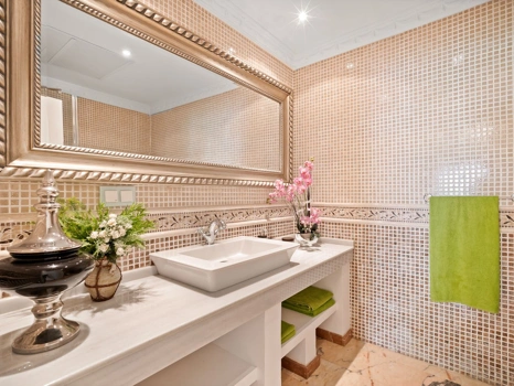 Villa for sale in Benahavis