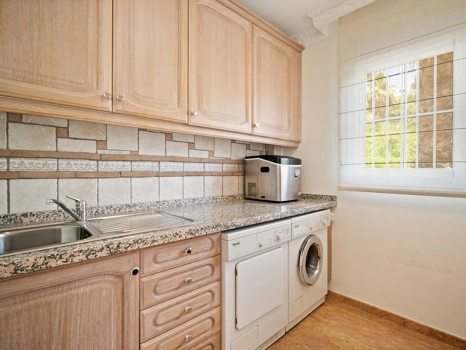 Villa for sale in Benahavis