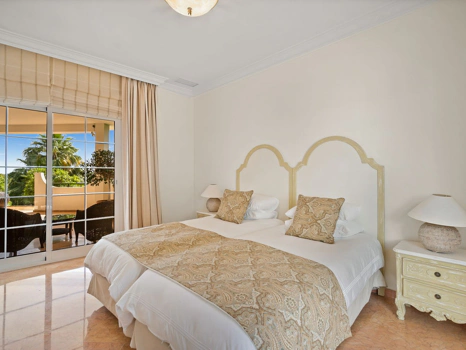 Villa for sale in Benahavis
