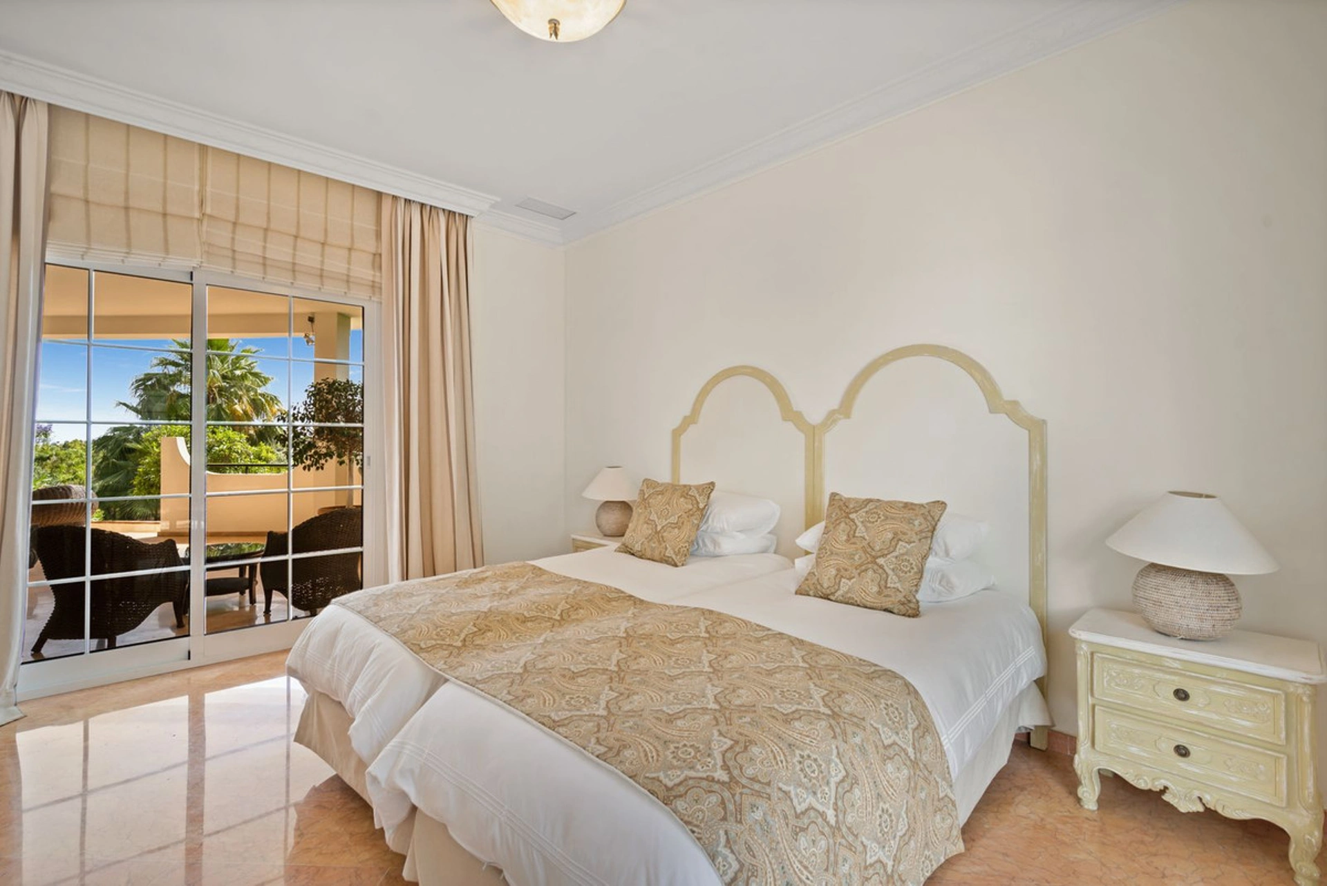 Villa for sale in Benahavis