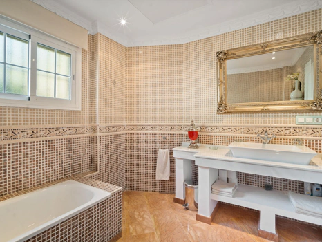 Villa for sale in Benahavis