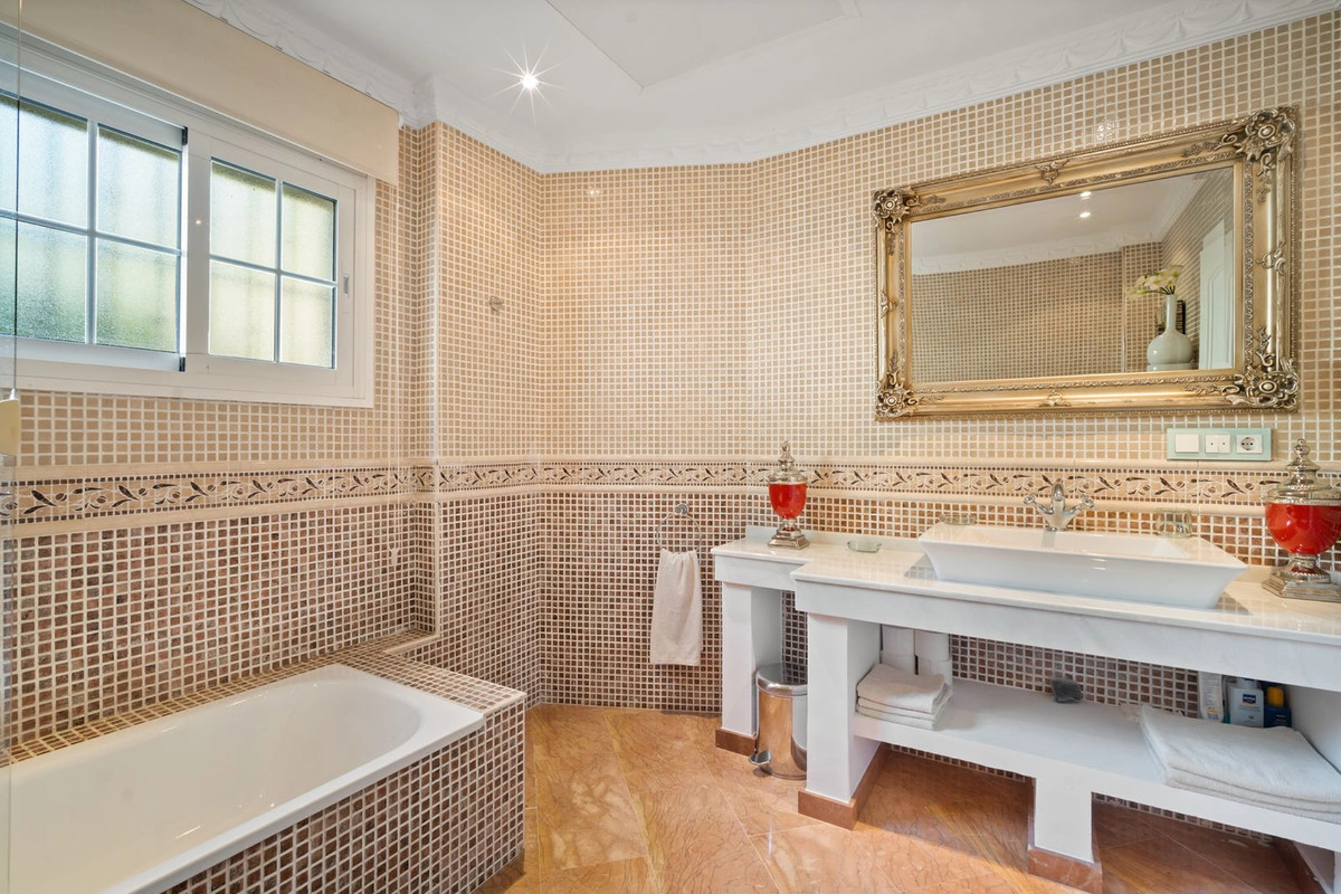 Villa for sale in Benahavis