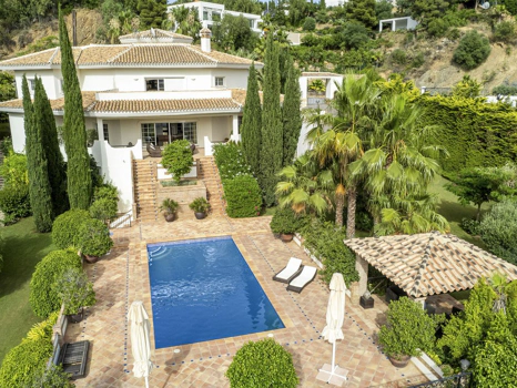 Villa for sale in Benahavis