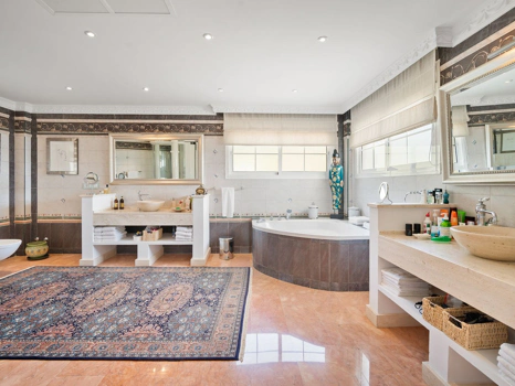 Villa for sale in Benahavis