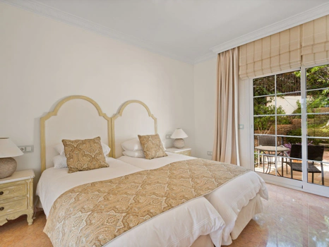 Villa for sale in Benahavis