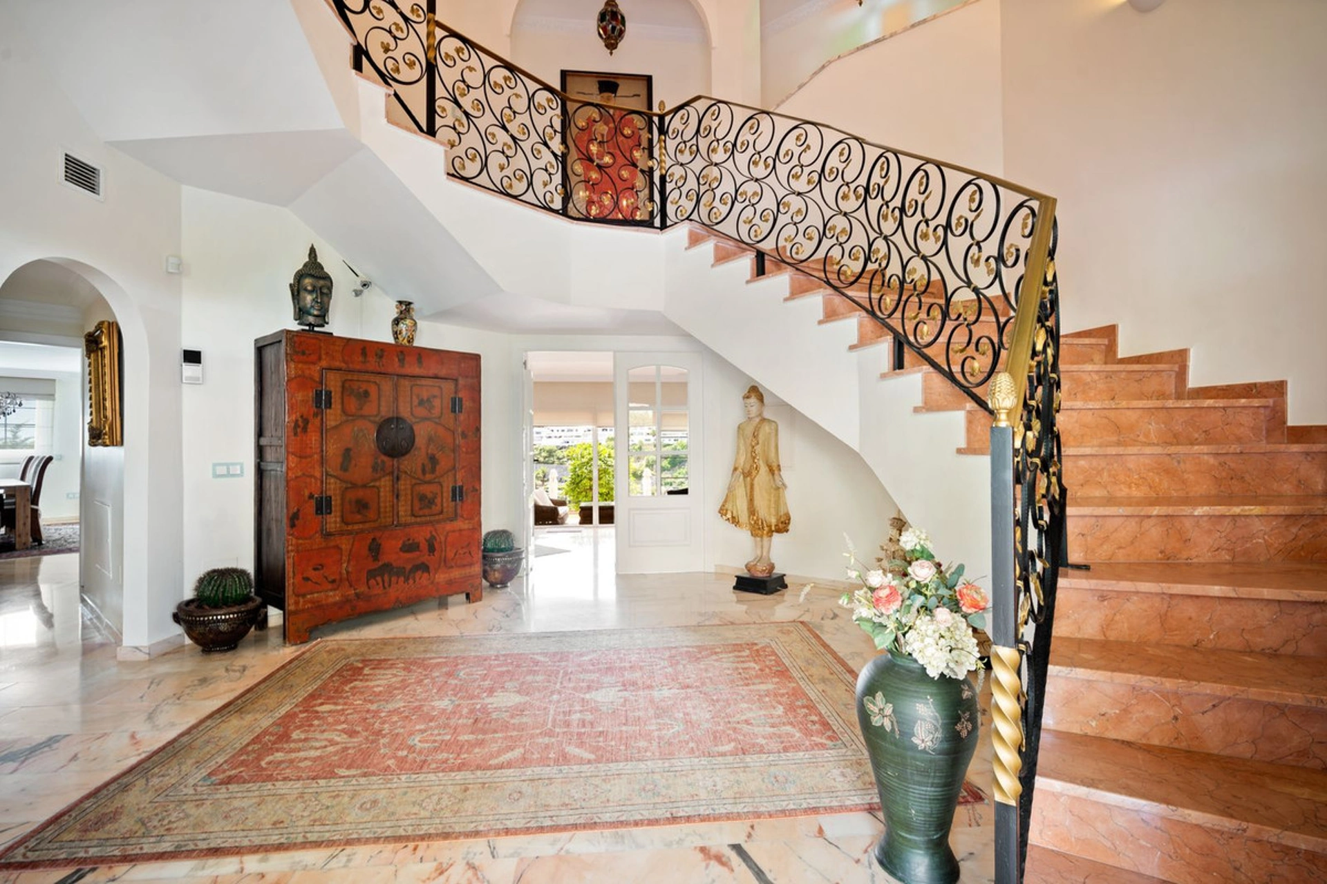 Villa for sale in Benahavis