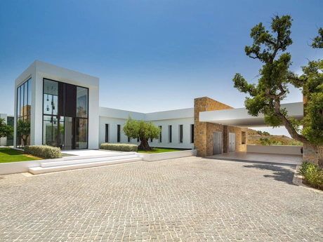 Villa for sale in Benahavis