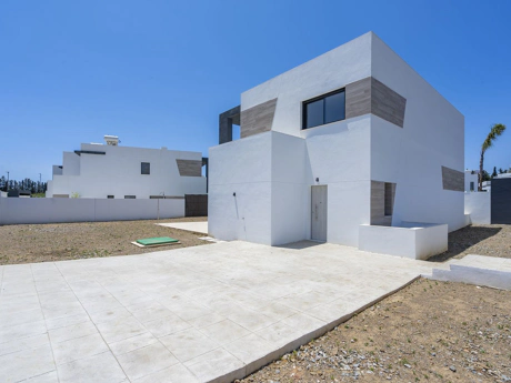 Villa for sale in Estepona