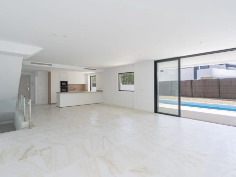 Villa for sale in Estepona