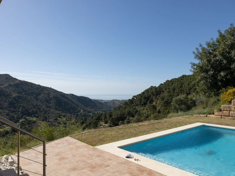 Villa for sale in Benahavis