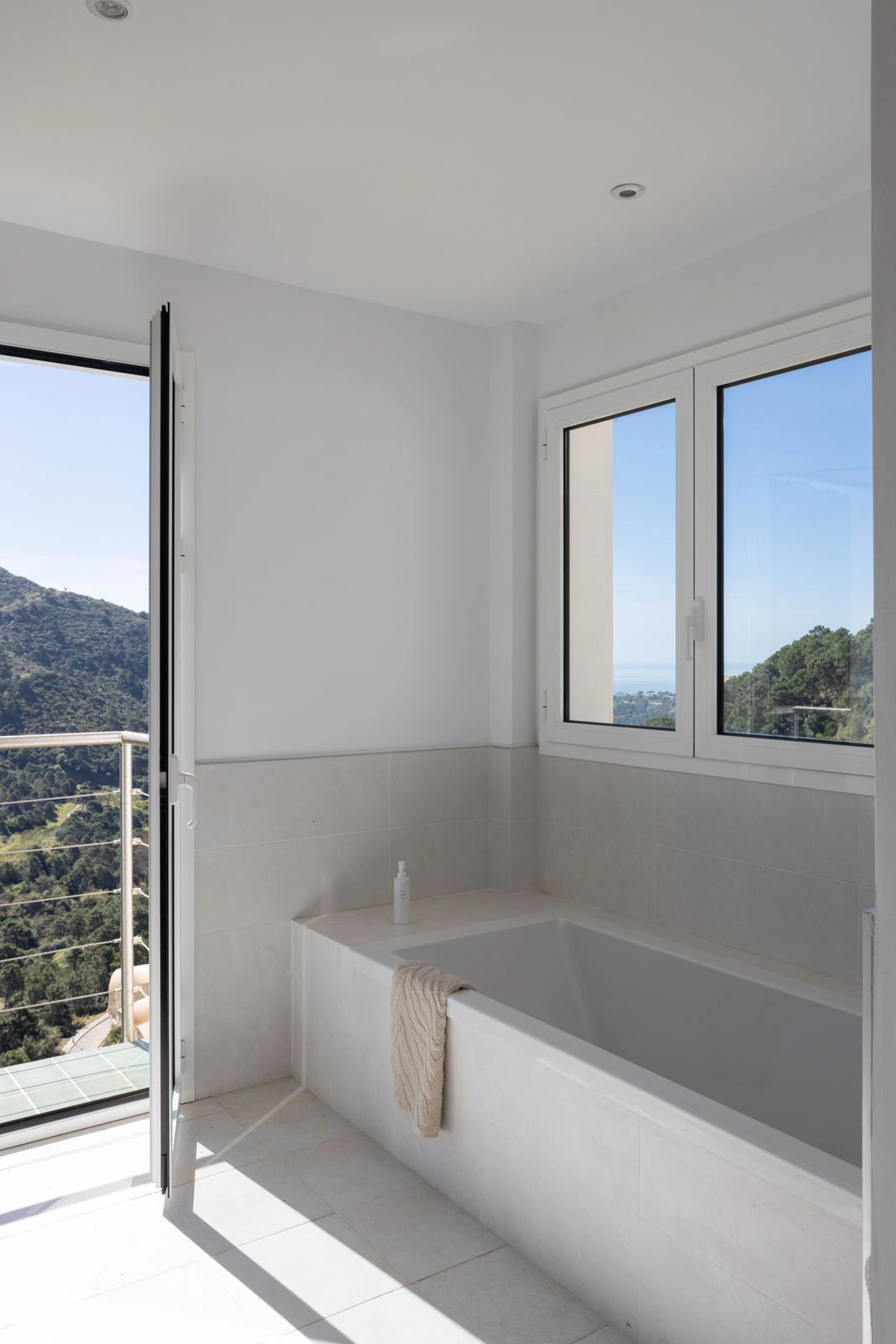 Villa for sale in Benahavis