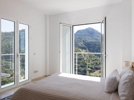 Villa for sale in Benahavis