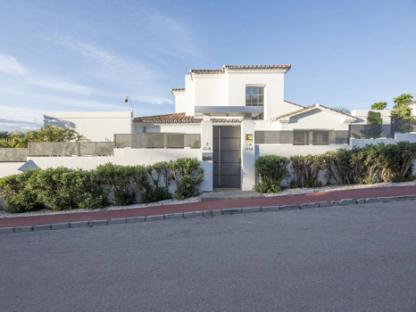 Villa for sale in Nueva Andalucia, Marbella