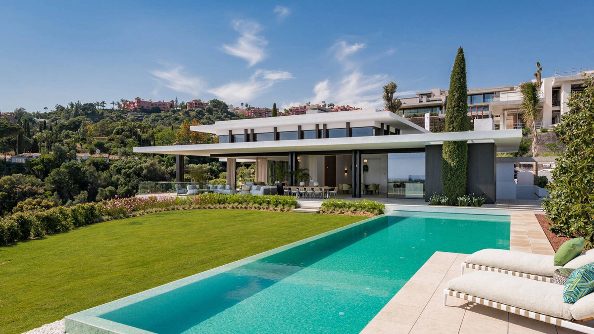 Villa for sale in Benahavis