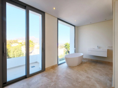 Villa for sale in Benahavis