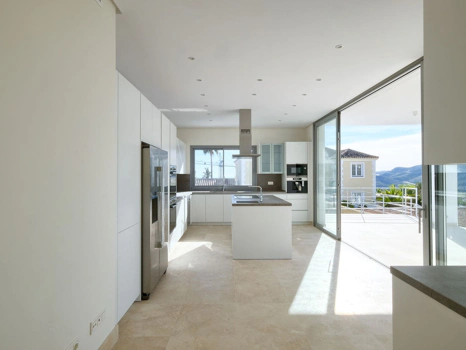 Villa for sale in Benahavis