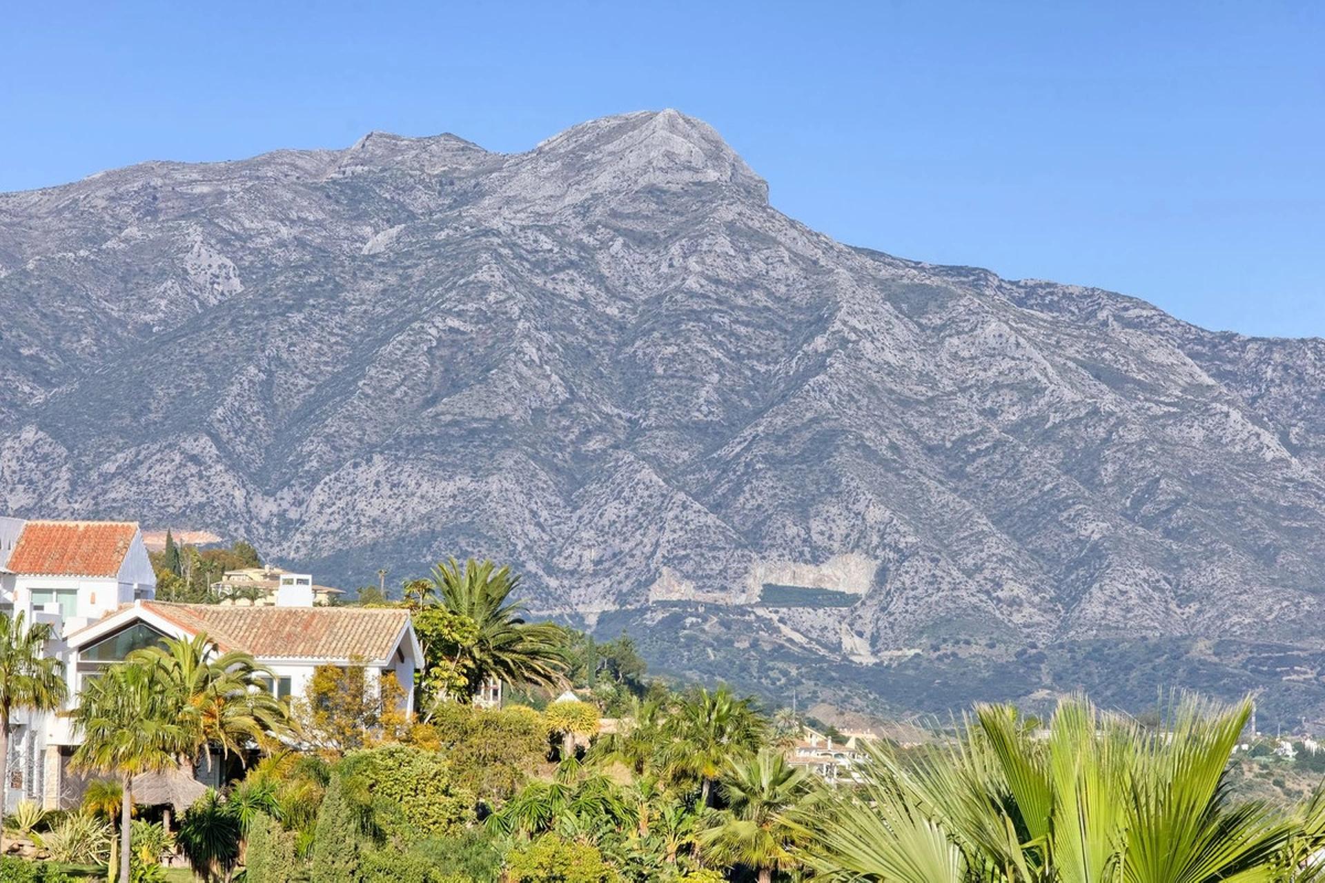 Villa for sale in Benahavis