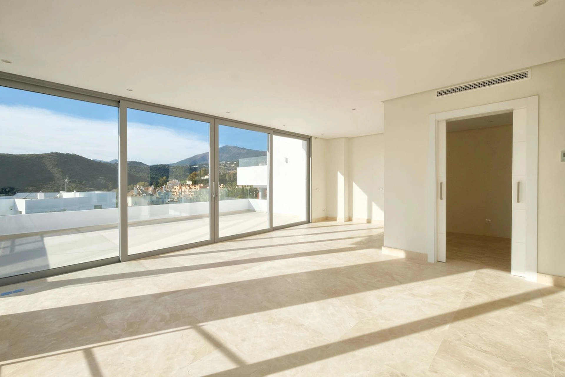 Villa for sale in Benahavis
