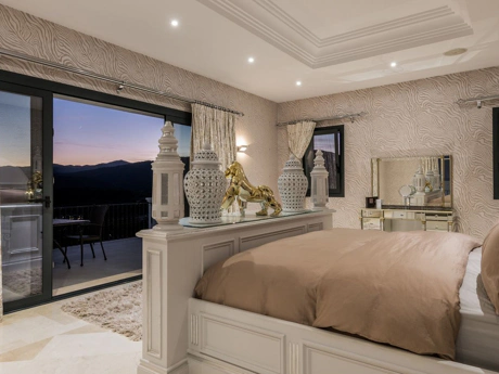 Villa for sale in Benahavis